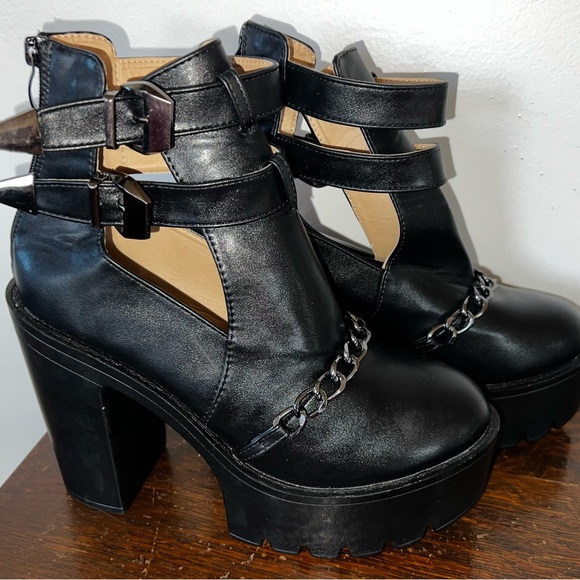 GDGYDH Black High Heel Platform Boots for Women with Chain & Chunky Heels - Picture 3 of 11